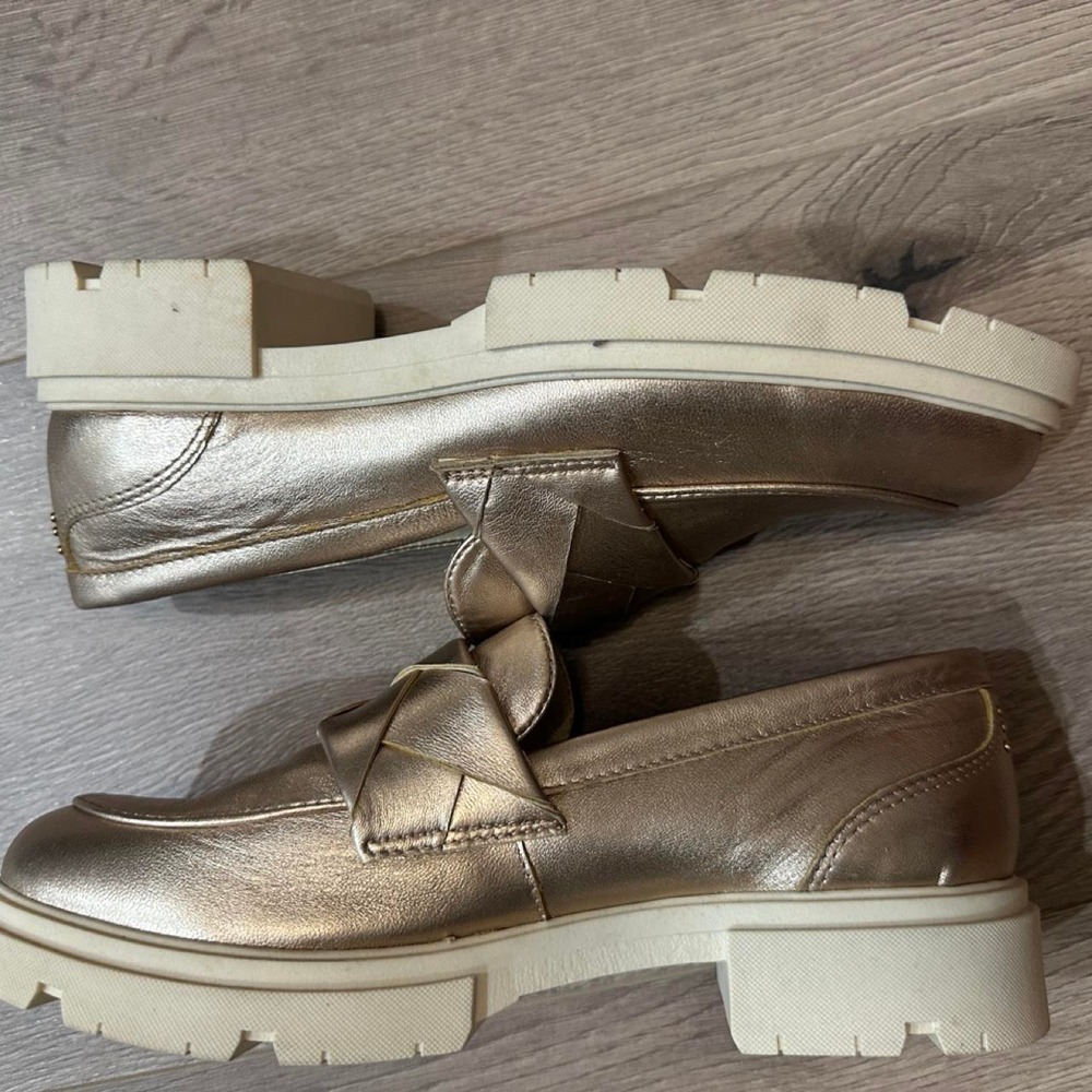 Vince Camuto Loafer in Metallic RoseGold Size 9.5. Eclectic
